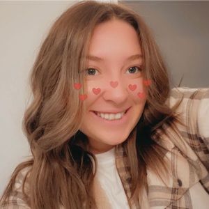 Meet your Posher, Larissa